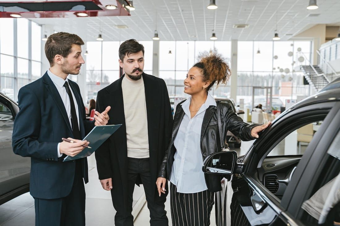 Auto finanzieren oder leasen? Vor- und Nachteile von Kredit und Leasing im Vergleich